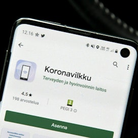 Hieman yli puolet suomalaisista on tuoreen kyselyn mukaan asentanut koronaviruksen leviämisen ehkäisyyn tarkoitetun Koronavilkku-sovelluksen.  LEHTIKUVA / Heikki Saukkomaa