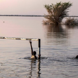 Ihmisiä tulvavesissä Sudanin pääkaupunki Khartumissa syyskuussa.