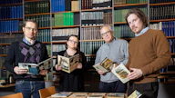Metsästäjäliiton yhteyspäällikkö Jaska Salonen (vas.), Suomen Metsästysmuseon kirjastonhoitaja Taru Liukkonen, Suomen Metsästysmuseon amanuenssi Pekka Allonen ja Suomen Metsästysmuseon amanuenssi Perttu Matero esittelevät kotimaista eräkirjallisuutta Suomen Metsästysmuseon kirjastossa.