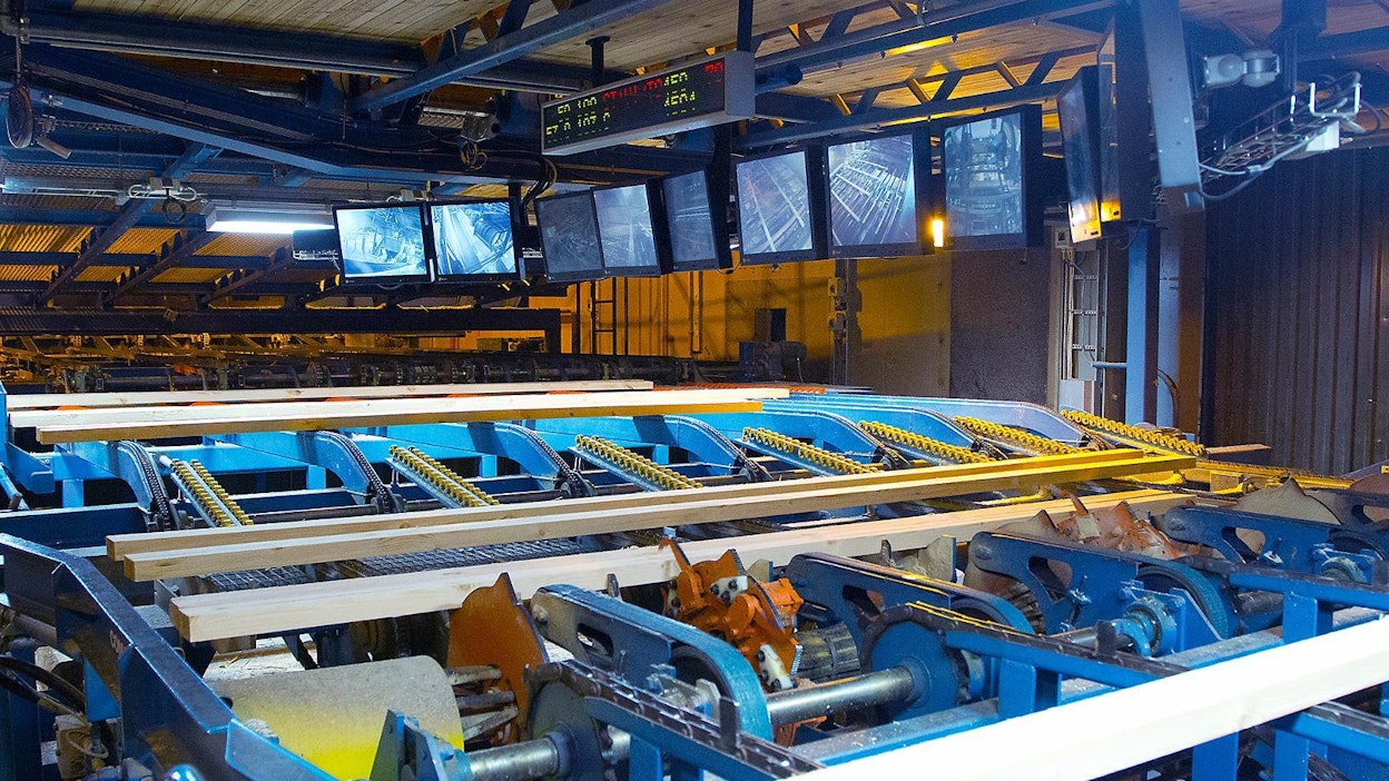 Itsenäiset sahayritykset ovat kertoneet investoinneista, jotka lisäävät tuotantokapasiteettia yhteensä lähes 900 000 kuutiometriä vuodessa. Lisäksi Metsä Groupin suursaha Raumalla kasvattaa kapasiteettia 750 000 kuutiometriä. Arkistokuva on Kuhmo Oy:n sahalta.
