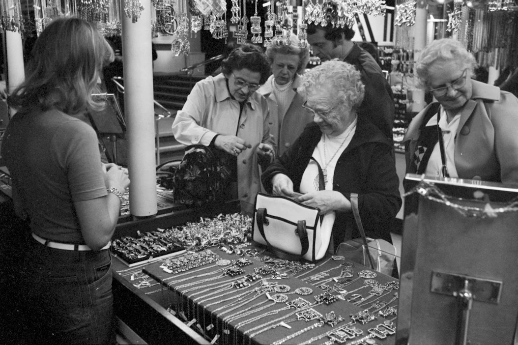 Vielä 1960-luvulla teitittely oli itsestäänselvyys, mutta sinuttelu alkoi hivuttautua puhuttelutapoihin 1960–1970-lukujen taitteessa.