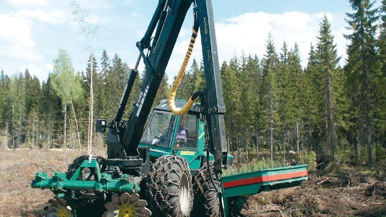 Kuljettaja näkee koko ajan harvesterin edessä muokkaavan äkeen lautasille. Esimerkiksi oksista johtuva vajaa työjälki on heti paikattavissa. Se kannattaa tehdä seuraavalla kierroksella tehtävän istutuksen nopeuttamiseksi. Pakkopyöritteinen äes käyttäytyy aivan samoin työnnettynä kuin vedettynäkin. Tähän halpaversioon ei liity painatus- eikä katkotusautomatiikkaa. Lautasten pyöritys on kytketty ajokomentoon. Kun kone pysähtyy istuttamaan edellistä kahta riviä, pyöritys lakkaa.