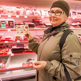 Keskon Tuottajalle kiitos -kampanja laajenee lihatuotteista maitoon. Porvoolainen Päivi Ratia ilahtui marraskuussa kinkkukampanjan kortista.