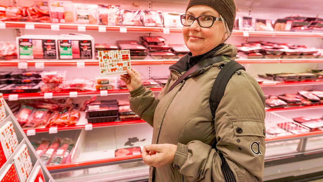 Keskon Tuottajalle kiitos -kampanja laajenee lihatuotteista maitoon. Porvoolainen Päivi Ratia ilahtui marraskuussa kinkkukampanjan kortista.