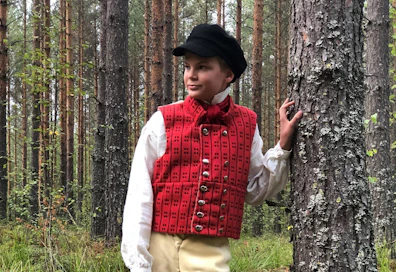 Jyväskyläläinen Jaakko Rikalainen valmistaa parhaillaan neljättä kansallispukuaan.