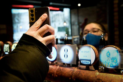Maran mukaan myös muilla kuin leviämisalueilla olisi syytä ottaa käyttöön koronapassi sekä ravintoloissa että tapahtumissa.  LEHTIKUVA / MIKKO STIG