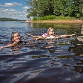 Helmi Pakarinen ja Beata Gruntkovski nauttivat kesästä Heikinpohjan uimarannalla Savonlinnassa viime viikon perjantaina.