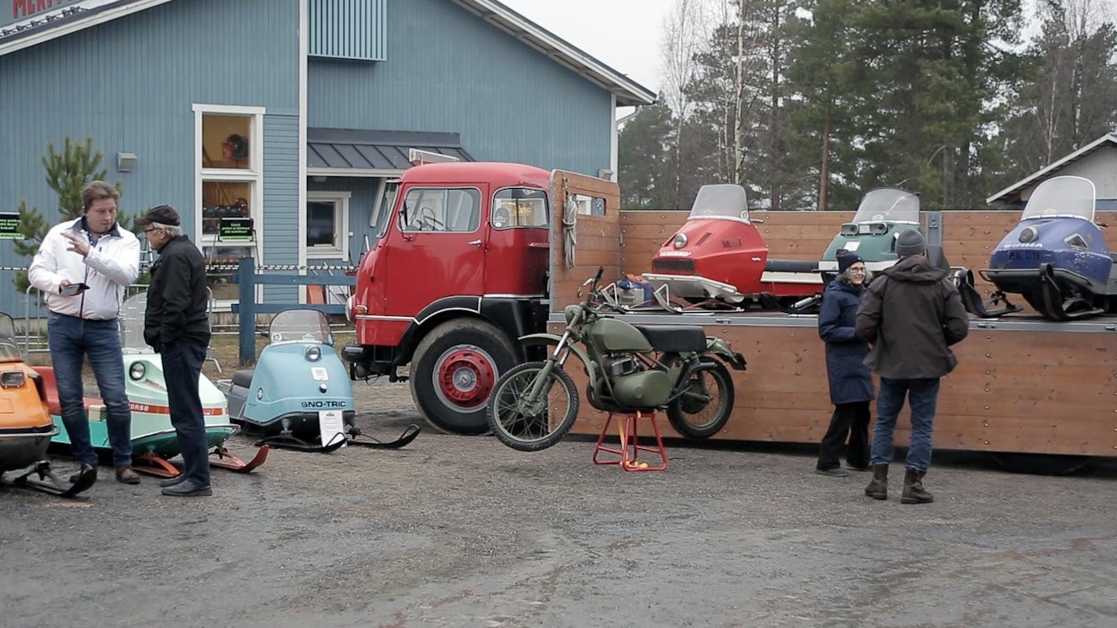 Teijossa tehtiin Winha-moottorikelkkoja vuosina 1969–1973. Kelkat kuljetettiin jälleenmyyjille ja asiakkaille samanlaisella Teijossa valmistetulla Wilske-kuorma-autolla kuin kuvassa (om. Carl Johan Blomqvist). Lavalla vasemmalta katsoen Reijo Juholan Lumikko-moottorikelkka vm. 1967, Winha 34 vm. 1969 ja Winha 500 vm. 1969. Edessä Puolustusvoimien ja poromiesten tarpeisiin kehitetty Winha-moottoripyörä, jota valmistettiin Rovaniemellä vuodesta 1976 alkaen muutaman vuoden ajan. Pyörässä käytettiin samaa moottoria kuin kelkassa, vaihto onnistui alle tunnissa.