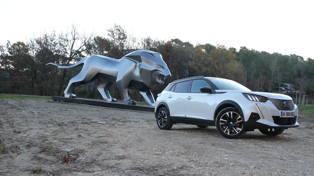 Peugeot 2008 on näppärä ja tyylikäs pieni katumaasturi, mikä on saatavilla kolmella eri voimalinjalla. Kuvan sähköversio on lähes identtinen polttomoottoriversioiden kanssa. Mikäli hinta ja saatavuus ovat kohdillaan, on 2008:lla eväät nousta sähköautojen yhdeksi halutuimmaksi malliksi tyylikkään muotoilun ja hyvien ajo-ominaisuuksien siivittämänä.