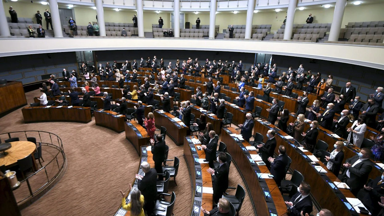 Kyselytunnin aluksi kansanedustajat osoittivat suosiotaan Ukrainalle ja sen Suomen-suurlähettiläälle Olga Dibrovalle, joka vieraili kyselytunnilla.