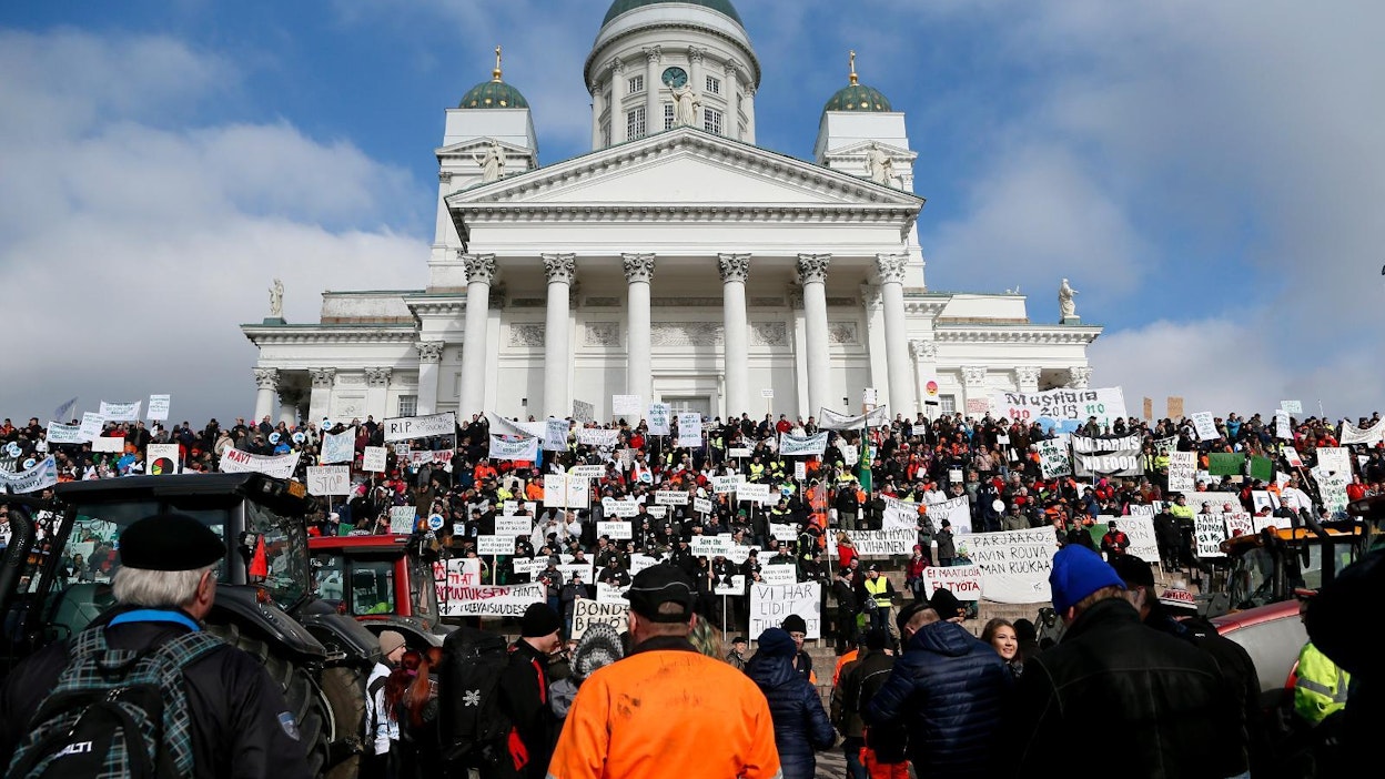 Viljelijöitä mielenosoituksessa Helsingissä keväällä 2016.