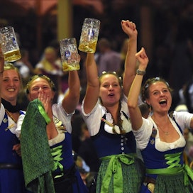 Olutfestivaali Oktoberfestin kävijöiden arvioidaan juovan reilun kahden viikon aikana yhteensä noin 6,9 miljoonaa litraa olutta. LEHTIKUVA / AFP