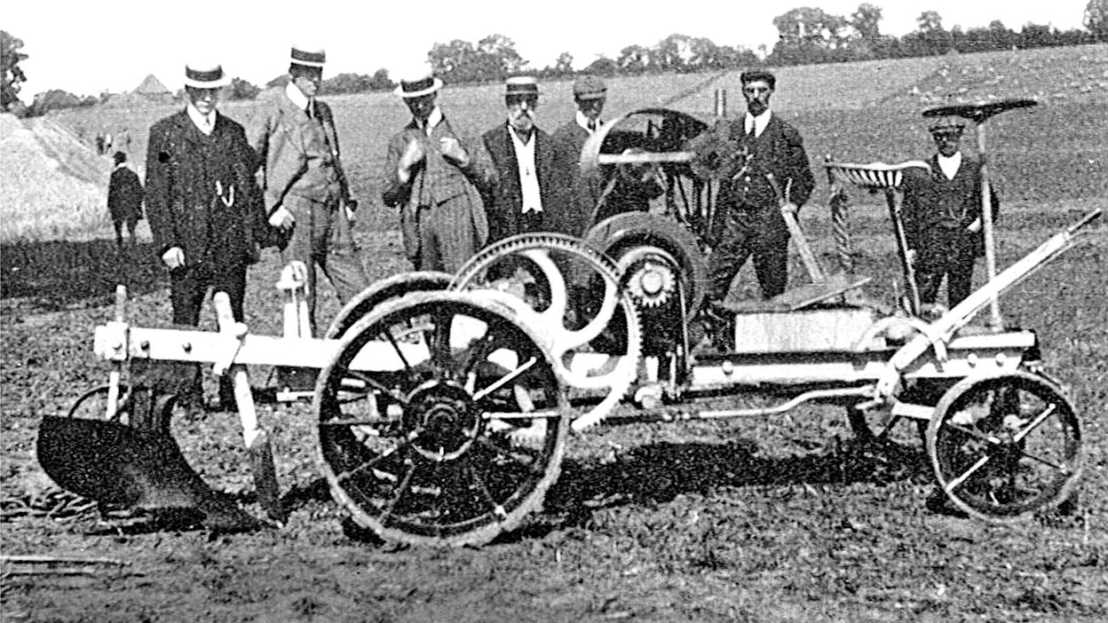 Englantilainen Saunderson Little Universal oli ensimmäisiä ilmajäähdytettyjä traktoreita, sen valmistus alkoi vuonna 1910. Tuon ajan ilmajäähdytteiset autot viilenivät osittain ajoviimalla, mutta Saundersonin 2-litrainen sylinteri jäähdytettiin puhaltimella. Yläneen Vanhakartanoon ostettiin Saunderson L -malli heti tuoreeltaan, mutta se osoittautui täysin epäonnistuneeksi hankinnaksi. Kuvan traktori on ikuistettu Englannissa vajaat 110 vuotta sitten.
