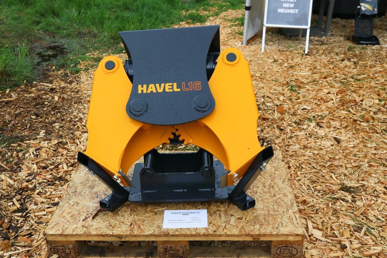 Uusi Havel L16 -kantosilppuri sopii esimerkiksi pihapuun poistoja suorittavalle yrittäjälle. Se on liitettävissä suoraan kahmarin tilalle puutavarakuormaimeen. (TH)