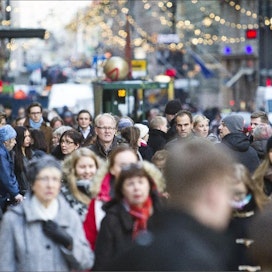 Helsingin keskusta oli perjantaina täynnä jouluvilinää. Jouluun arvioidaan kuluvan 550 euroa henkilöä kohti. Kari Salonen