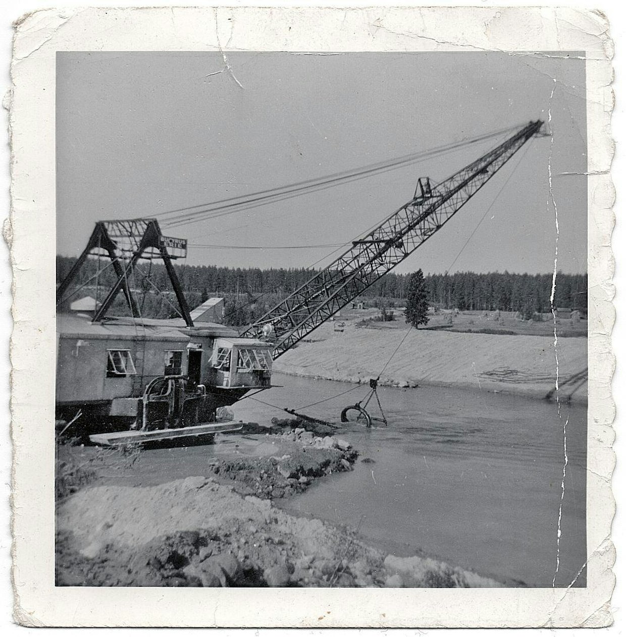Toinen kävelevä laahakaivinkone, jota Eero Mustikka ajoi, oli Ii-koskella otetussa kuvassa näkyvä Bucyrus Erie W200. Se oli hieman pienempi kuin 600 tonnia painanut Marion.