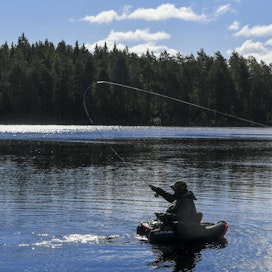 Matkailu kotimaassa kasvatti edelleen suosiotaan. Kuvassa kalastaja Evon kansallispuistossa Hämeenlinnassa. Lehtikuva / Markku Ulander