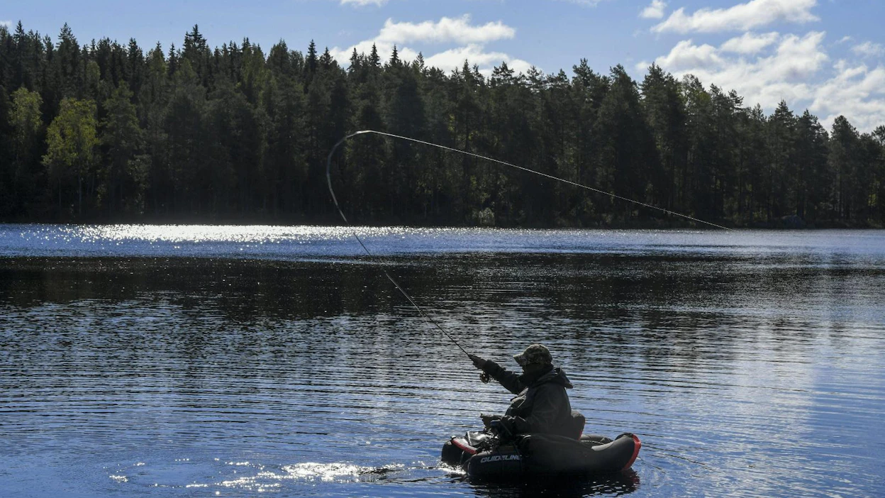 Matkailu kotimaassa kasvatti edelleen suosiotaan. Kuvassa kalastaja Evon kansallispuistossa Hämeenlinnassa. Lehtikuva / Markku Ulander