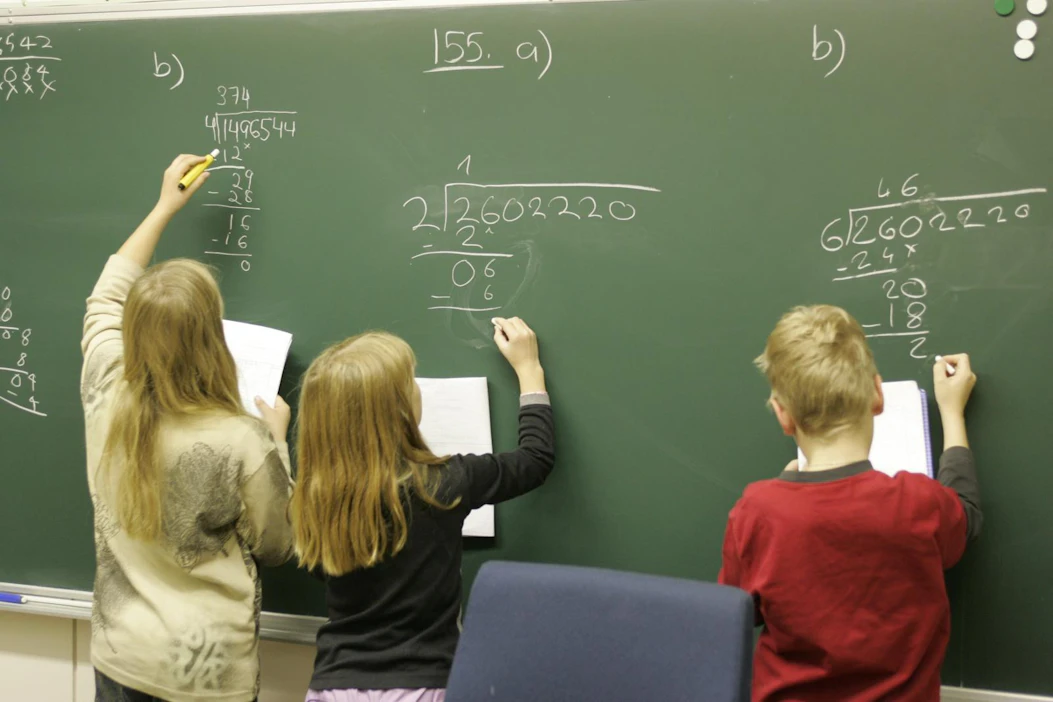 Kalmarin ja Kärnän mukaan valtion ei tule millään tasolla päättää koulujen yhdistämisestä tai lakkauttamisesta.