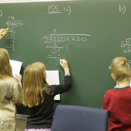 Kalmarin ja Kärnän mukaan valtion ei tule millään tasolla päättää koulujen yhdistämisestä tai lakkauttamisesta.