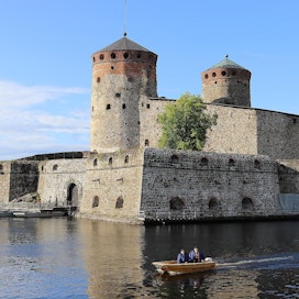 Olavinlinna on rakennettu niin, että se peittää koko saaren. Virtaava vesi on auttanut linnan puolustamisessa.