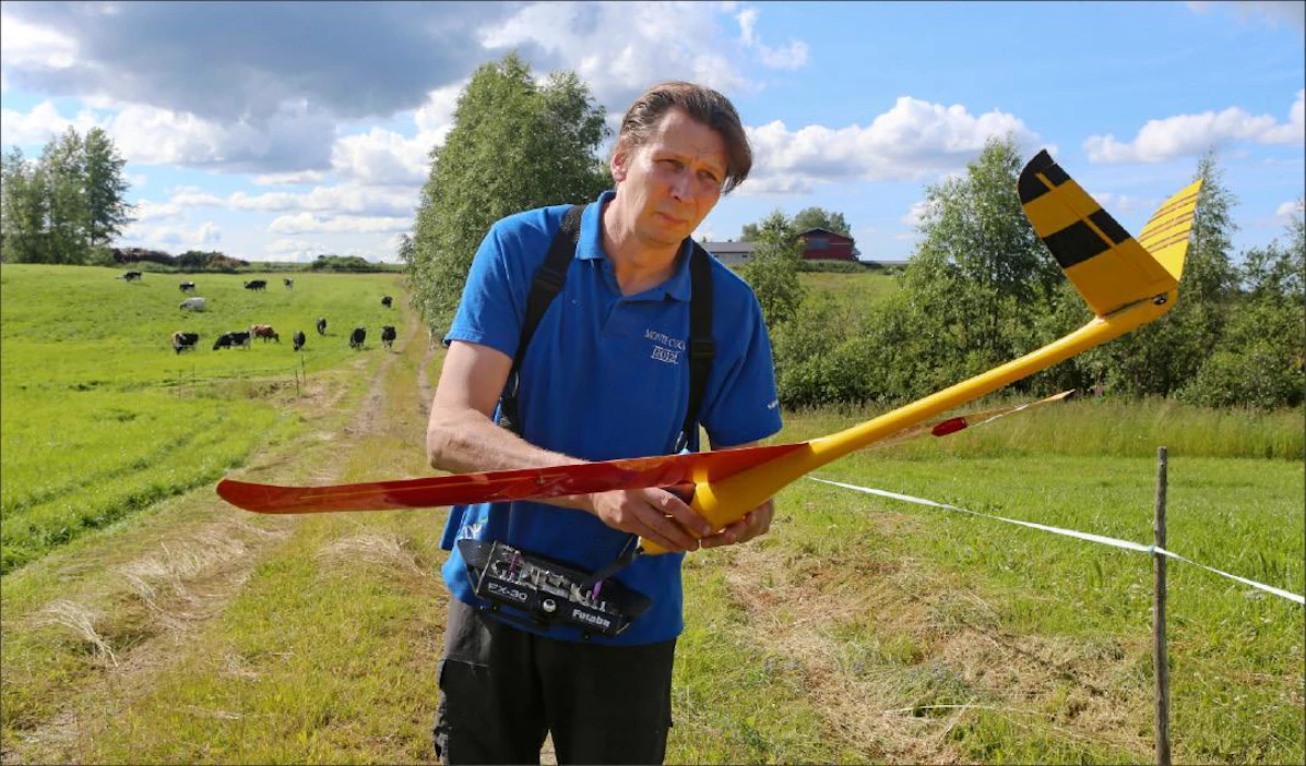 Harri Pihl pitää rinneliidokeista, koska niissä on voiman tunnetta. Harrastus vie häntä ulkomaille, sillä Suomesta on vaikea löytää liidätykseen soveltuvia rinteitä. Kuvan sähköliidokki ei noussut maanantaina ilmaan rataksen hajoamisen vuoksi. Juha Sorri