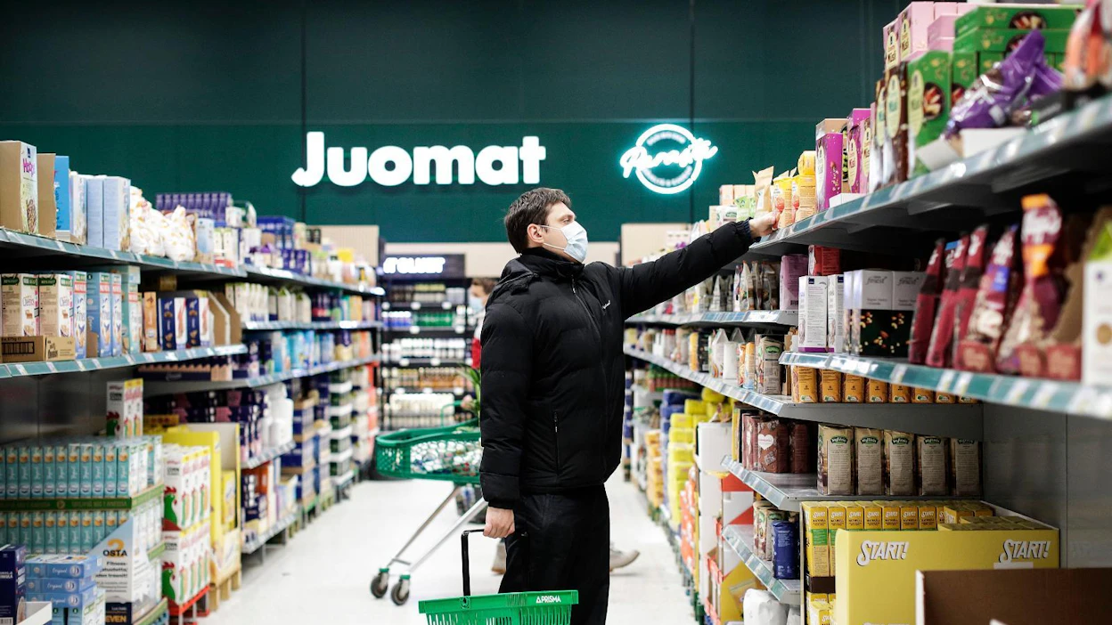 Vihreä bonuskortti toi etua osuuskauppojen jäsenille. Osuuskauppojen bonukset olivat vuonna 2020 yhteensä 358 miljoonaa, joka on 17 miljoonaa edellisvuotta enemmän. Kuva Keskimaan osuuskaupan Prismasta Keljonkankaalta.