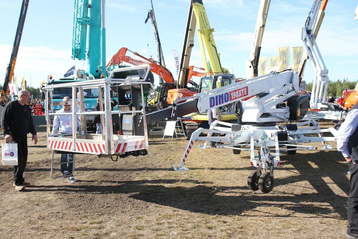 Dinolift jatkaa vahvasti innovaatioiden ja tuotekehityksen tiellä. Maxpossa esiteltiin hinattava Dino 190XTE -nosturi, jossa on 250 kilon korikuorma. Alumiiniseen, 0,8x1,8 m kokoiseen koriin nousu on helppoa portaiden ja portin ansiosta. Korin alla on nostolenkki 250 kg kuormalle. Suurin lavakorkeus on 16,4 m ja suurin sivu-ulottuma 250 kg kuormalla 7,3 m. Kuormanvalvonta ja 2x virran ulosotto korissa kuuluvat vakiovarustukseen. Kokonaispaino on 2 400 kg. (TR)