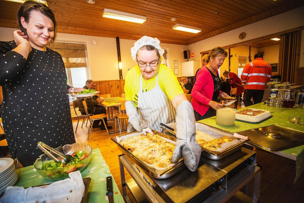Kylätalon lounaalla Pauliina Vaahtera (vas.), kyläavustaja Helena Laukkarinen ja Terttu Heikkari (oik.).