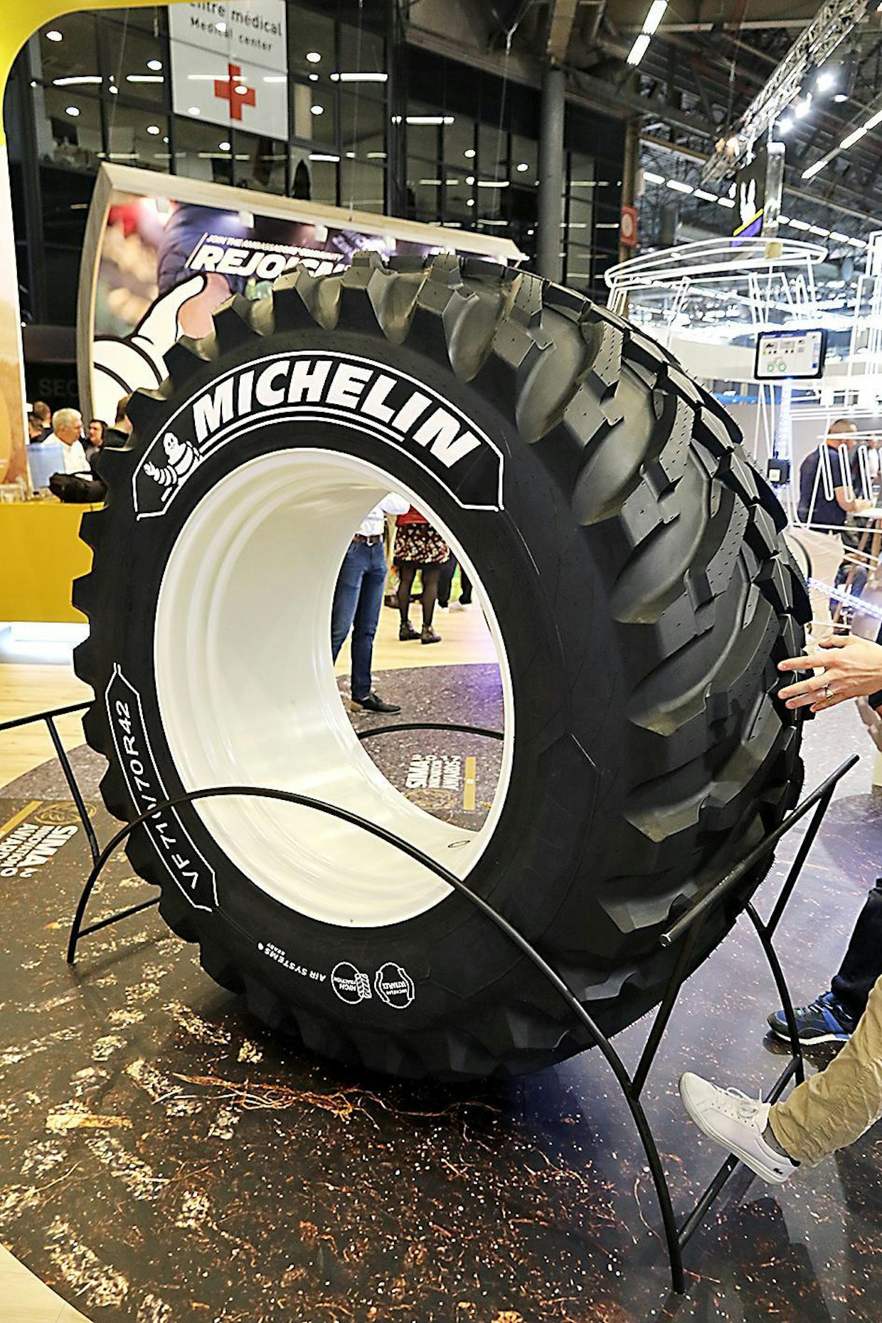 Michelin merkitsee ajon aikana tehtävään paineensäätöön soveltuvat renkaat ”Air System Ready” -merkinnällä. Kuvassa oleva Michelin Evobib on suunniteltu käytettäväksi rengaspainejärjestelmien kanssa. Michelin Evobib palkittiin SIMA-näyttelyn kultamitalilla.