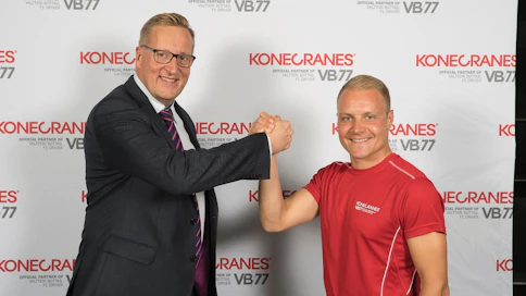Konecranesin toimitusjohtaja Panu Rautio ja Valtteri Bottas juhlistivat yhteistyösopimusta (kuva: Bablo Sarompas)