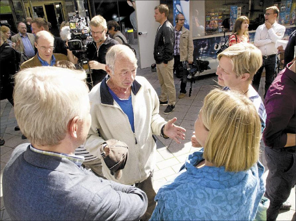 Lahtelainen Niilo Kärki keskusteli vihreiden kansanedustajien Pekka Haaviston ja Tuija Braxin kanssa liikenteestä. ”Nopeusrajoituksia ei saisi nostaa 120 kilometristä tunnissa 130 kilometriin, niin kuin nyt on esitetty”, Kärki sanoo. Keskustelua seurasi myös vihreiden varapuheenjohtaja Krista Mikkonen. Juha Tanhua