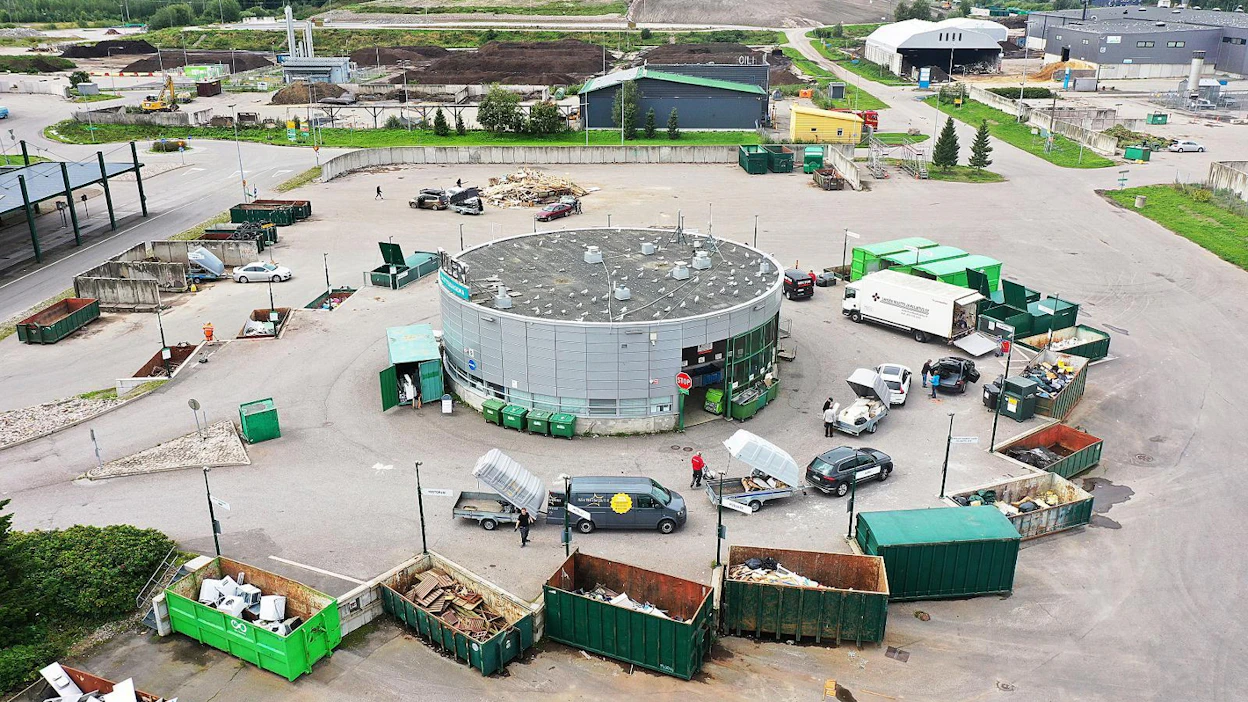 Salpakierron jäteasemalla kuluttajat voivat myös kierrättää monia harvemmin syntyviä jätelajeja, kuten huonekaluja ja elektroniikkaa.