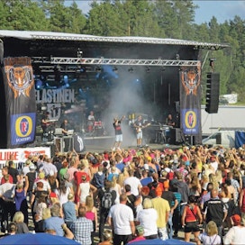 Perjantaina Karjurockissa esiintynyt Elastinen sai kaikenikäiset kävijät innostumaan suomalaisesta hip hopista. Anni-Sofia Hoppi