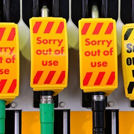 Britanniassa polttoainekauppiaiden edustajan mukaan lähes puolet maan 8 000 polttoainepumpusta tyhjeni eilen polttoainepulan käynnistämän hamstrauksen takia.