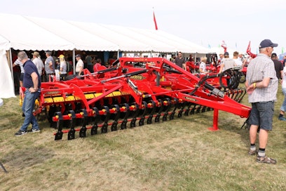 Borgebyssä oli jonkin verran Suomessa tehtyjä koneita. Kvernland-joustopiikkiäkeet ovat loimaalaisen Dometal Oy:n valmistamia.