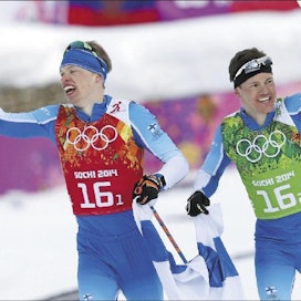 Stanislav Krasilnikov/lehtikuva Iivo Niskanen ja Sami ”Musti” Jauhojärvi yllättivät Suomen kansan voittamalla olympiakultaa maastohiihdon sprinttiviestissä . Viesti hiihdettiin perinteisellä hiihtotyylillä.