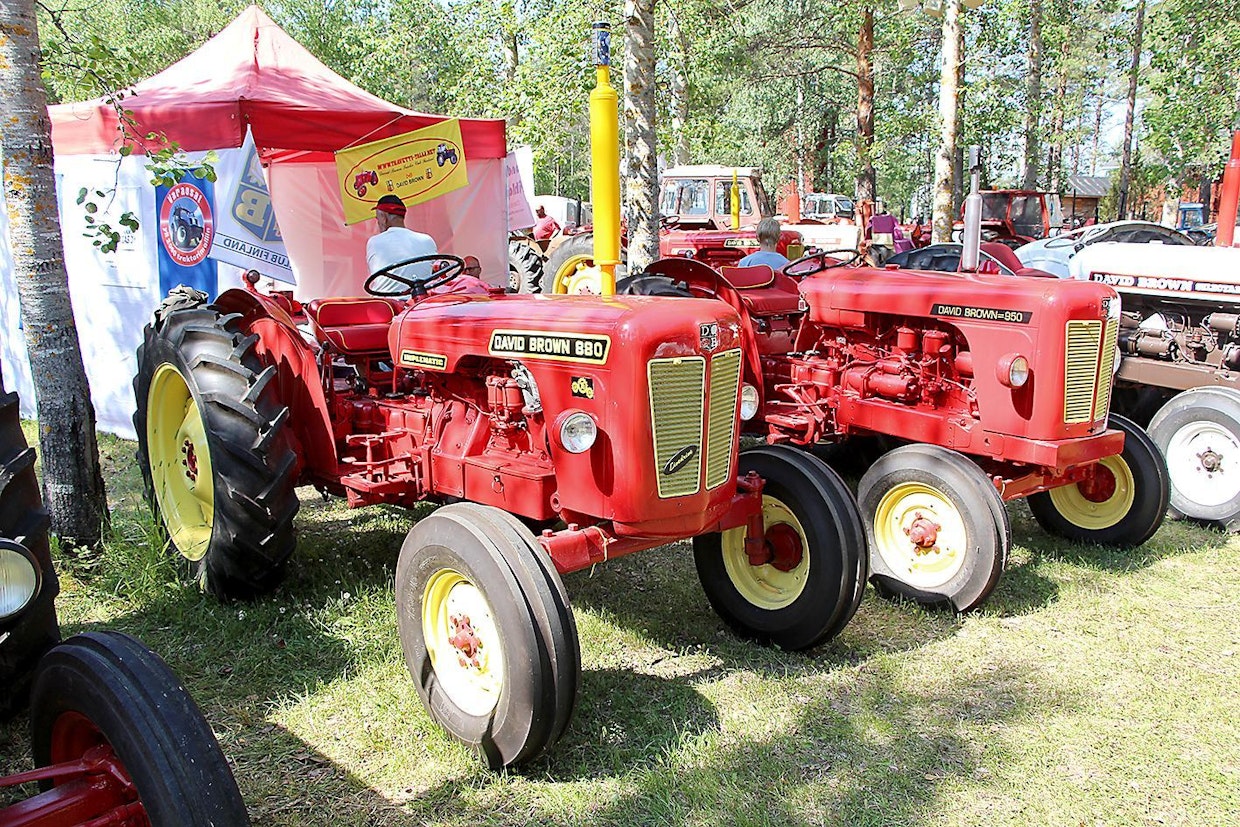 David Brownilla oli 1960-luvun alussa tarjolla vanhemman ja uudemman sarjan traktoreita. Etualalla oleva David Brown 880 oli uudemman malliston pienempi traktori. Moottori oli aluksi 2,7-litrainen nelonen, myöhemmin vajaat parisataa kuutiota pienempi kolmonen, tehoiltaan 43 ja 47 hv. Luksusversiossa oli 12+4R-vaihteisto ja Livedrive-kaksoiskytkin. 880 oli suoraa jatkoa takana olevalle vanhemman sarjan 950-mallille. Moottori oli sama, samoin tehot. (Oulainen)