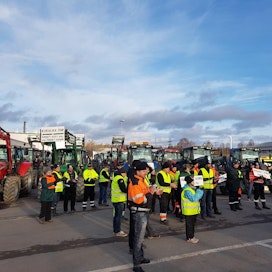 Kymmeniä viljelijöitä kokoontui Vaasan satamaan osoittamaan mieltään Lantmännen Agron päätöksestä tuoda rehuohraa Ruotsista Suomeen.
