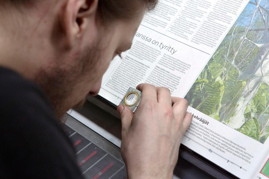 Sanomalehden painojälkeä tarkastetaan painossa. Arkistokuva.