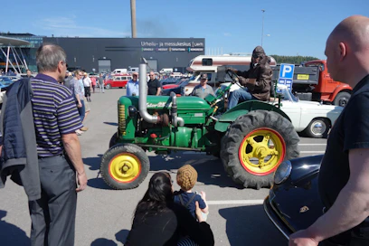 Classic Motor Show vietettiin 7.-8. toukokuuta 100 % aurinkoisessa säässä ja tunnelma oli varsinkin lauantaina helteinen. Näyttely järjestettiin yhdeksättä kertaa Lahden Urheilu- ja messukeskuksessa. Tärkeäksi osaksi tapahtumaa on muodostunut messukeskuksen edessä oleva pysäköintialue, jonne tuotavien ajoneuvojen ikäraja on 30 vuotta. Paikalla oli laidasta laitaan kaikkea pyörillä liikkuvaa.