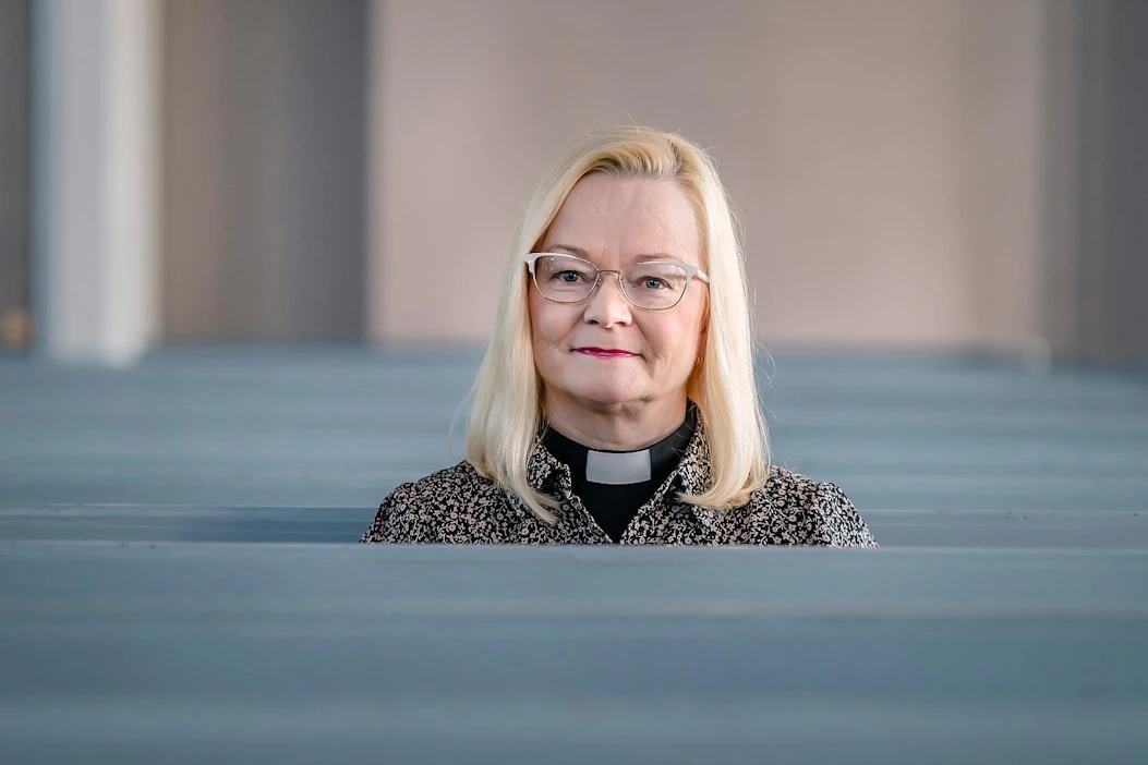 Liisa Loiri on iloinnut työstään Ylistaron kappeliseurakunnassa ja työkavereistaan. Kolmen viikon kuluttua edessä on muutto lapsuuden kotiseudulle Varkauteen, mistä hän on innoissaan.