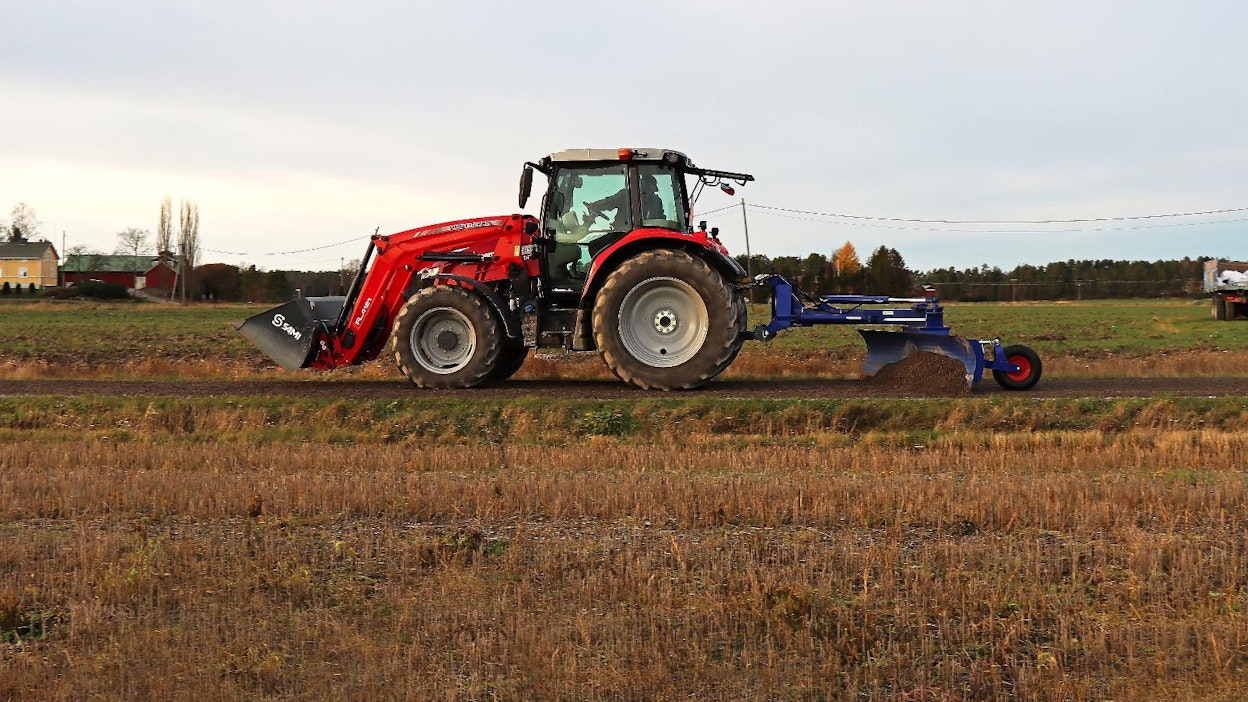 Esko 300 H2 -takalana sopii hyvin sorateiden tasoitukseen. Vetokoneena olevan Massey Ferguson 5714 -traktorin omapaino kuormaimineen on n. 7 tonnia, mikä on raskaissa töissä tarpeen. Massey Ferguson osallistui 7 traktorin ryhmätestiin, jonka tulokset julkaistiin numerossa 4/2021.