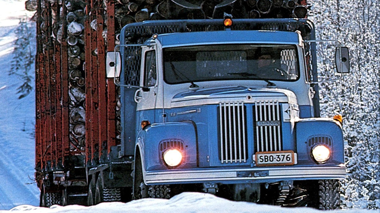 Scania LS111 tuli myyntiin vuonna 1974. Se korvasi aikaisemman 110-sarjan. Tekniset erot sarjojen välillä eivät kuitenkaan olleet suuria. Nokallinen ohjaamo oli tähän aikaan suosittu erityisesti maansiirtoautoissa ja sen lisäksi nokallinen ohjaamo valittiin usein muun muassa säiliöautoihin tai puutavaran ajoon. Scania 111 muodostui ajan oloon eräänlaiseksi legendaksi.