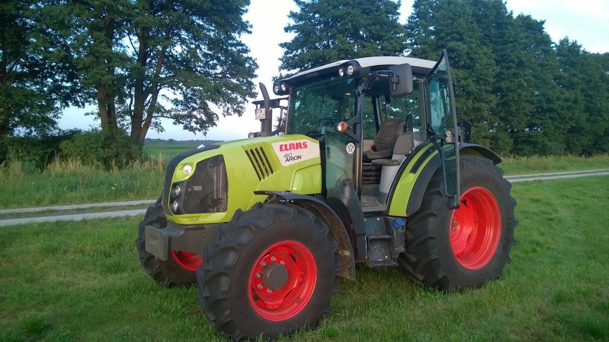 Nilsiässä tänä viikonloppuna järjestettävillä herättäjäjuhlilla paikalliset viljelijät ovat ajaneet traktoreita juhlapaikan suojaksi. Kuva traktori ei liity tapaukseen.