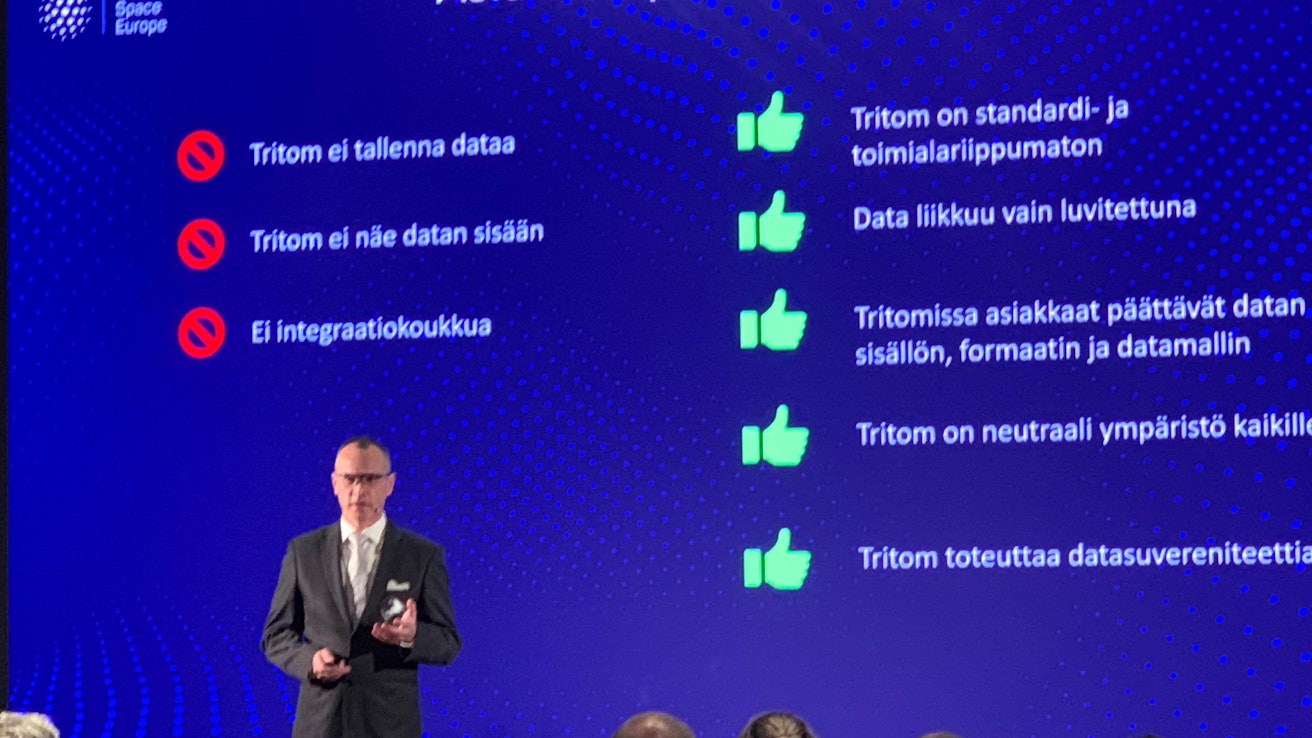 Dataspace-tiedonsiirtoverkon asiakaslupaukset vastaavat alalla monesti esitettyihin toiveisiin. Tuotejohtaja Jyrki Hyyrönmäki esittelemässä.