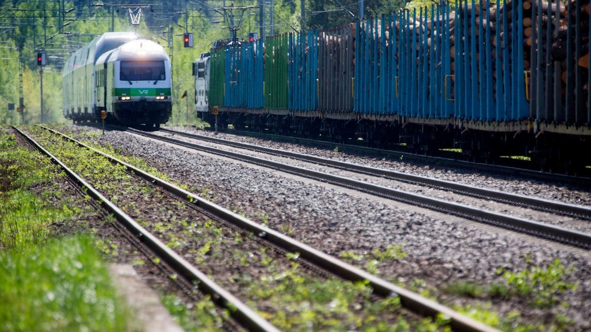 Viestilehdissä kotimaan matkustus on pääosin junamatkustamista.