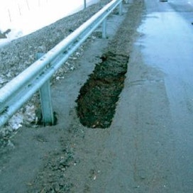 Tieliikelaitos Tierakenteeseen päässeet ylimääräiset pinta- ja sulamisvedet ovat vahingoittaneet tien rakenteita. Tämä vaurio syntyi tielle 4 (Lahti–Lusi) keväällä 2006.