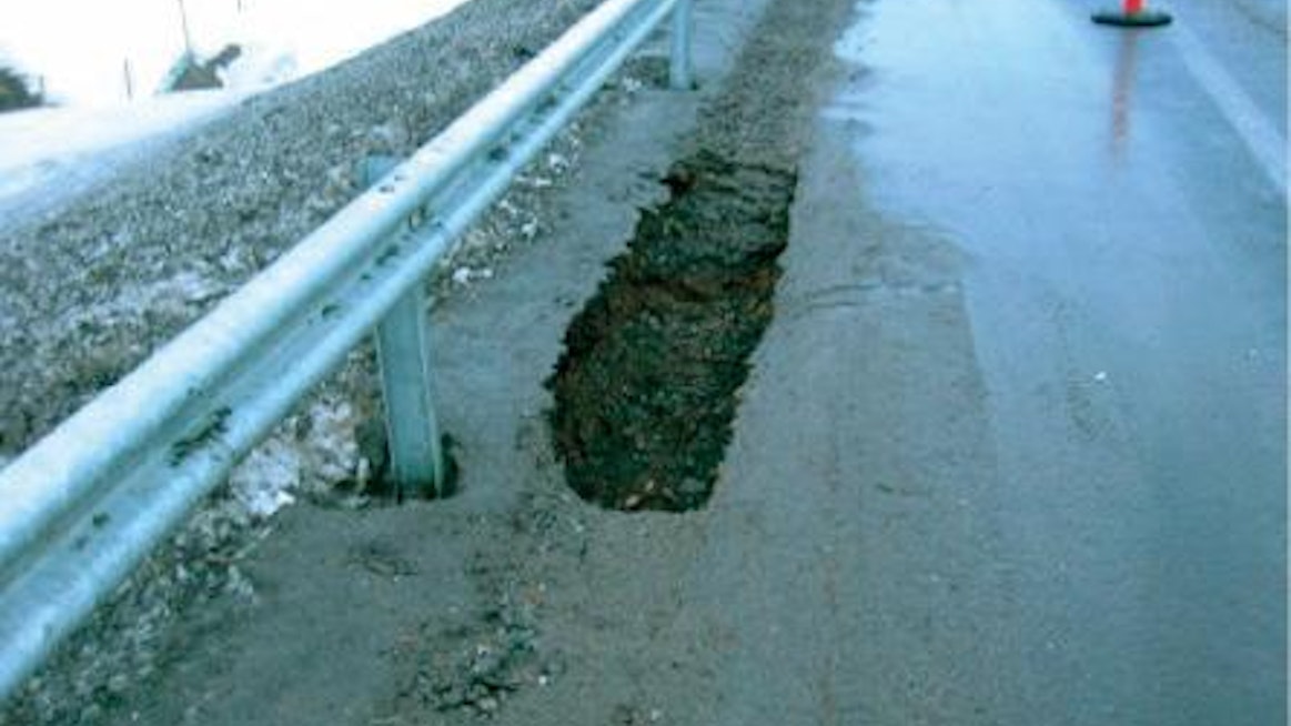 Tieliikelaitos Tierakenteeseen päässeet ylimääräiset pinta- ja sulamisvedet ovat vahingoittaneet tien rakenteita. Tämä vaurio syntyi tielle 4 (Lahti–Lusi) keväällä 2006.