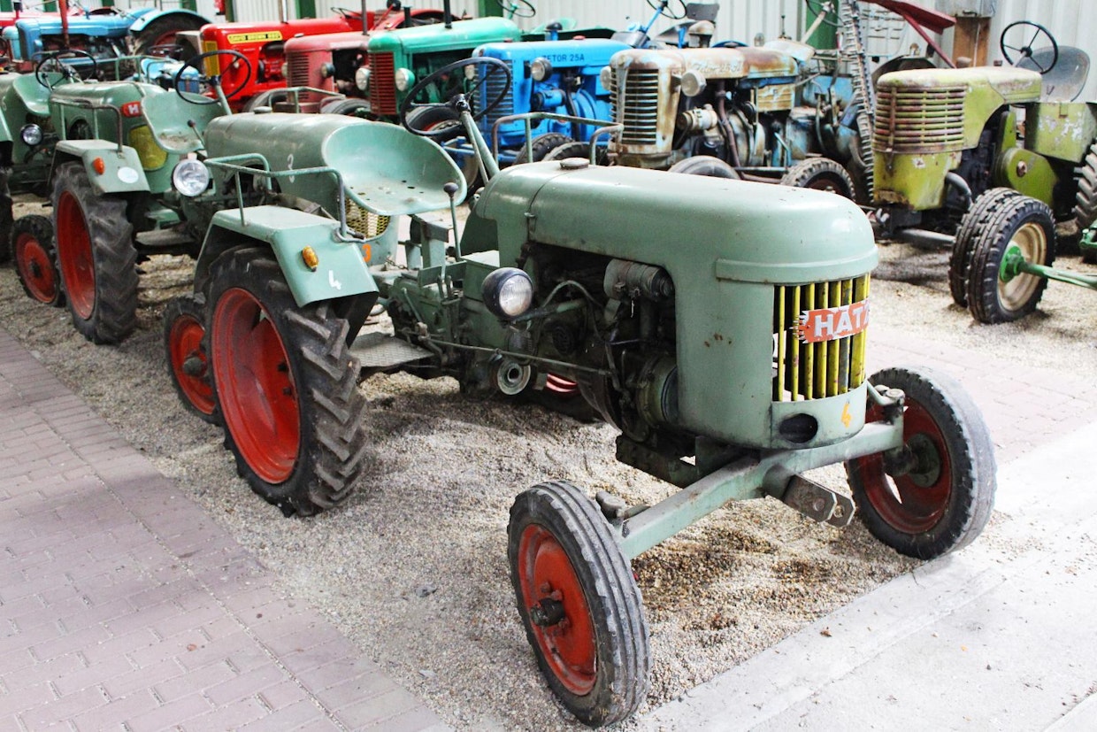 Harvemmalla yrityksellä oli yhtä hyvät pohjat traktorituotantoon kuin 1900-luvun alusta lähtien moottoreita tehneellä Hatzilla. Traktoreiden kokoaminen aloitettiin vuonna 1953, koska moottoreilla ei ollut sillä erää riittävää kysyntää. Kausi jäi vain 11 vuoden mittaiseksi, jona aikana valmistui 7 201 traktoria 23:na eri mallina. Mainoslause ”Macht Platz, ich fahr Hatz!” (Antakaa tietä, ajan Hatzilla!) ei purrutkaan. Sittemmin Hatz keskittyi taas pikkudieseleihin ja on nyt alan johtava toimija. (Sonsbeck)